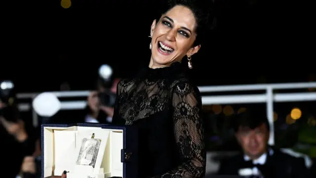 زار أمير إبراهيمي، الفائزة بجائزة أفضل ممثلة عن دورها في فيلم "العنكبوت المقدس". كان، فرنسا، 28 مايو/أيار 2022