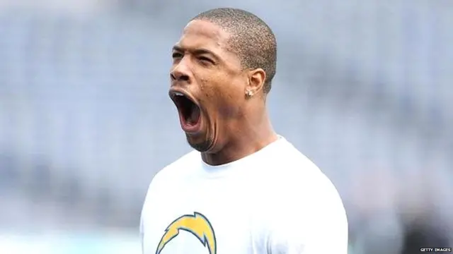 फुटबॉल मॅच सुरू होण्याआधी डॅनारिओ जांभई देऊन स्वतःला चार्ज करतो.