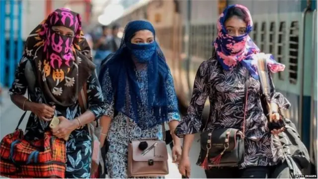 रेलवे प्लेटफॉर्म पर चलतीं लड़कियां