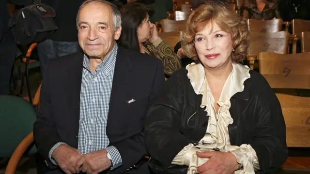 ITAR-TASS 57: MOSCOW, RUSSIA. MARCH 2. Actors Valentin Gaft and Olga Ostroumova at a party to celebrate the 20th anniversary of the Tabakerka Theatre Studio (aka Oleg Tabakov Theatre Studio). (Photo ITAR-TASS / Mikhail Guterman) 57. Россия. Москва. 2 марта. Актеры Валентин Гафт и Ольга Остроумова во время праздничного вечера в честь 20-летия Московского театра "Табакерка". Фото ИТАР-ТАСС/ Михаил Гутерман
