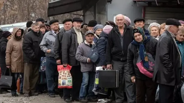 लोकांच्या रांगा