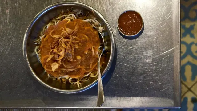 Вот чем, например, могут угостить в Citystars Heliopolis: блюдо называется кошари, в нем - рис, зелен, паста, томатный соус, жареный лук и дукка