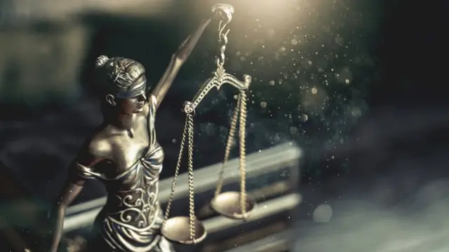 Una estatuta de la justicia.