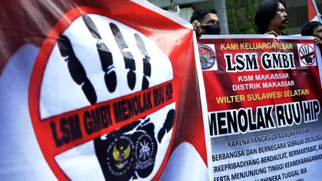 Sejumlah warga yang tergabung dalam Gerakan Masyarakat Bawah Indonesia (GMBI) Sulsel melakukan aksi unjuk rasa di depan kantor DPRD kota Makassar, Sulawesi Selatan, Selasa (30/06).