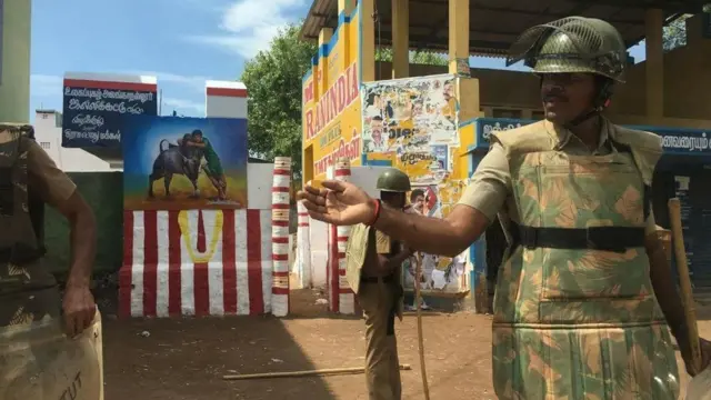 அலங்காநல்லூரில் ஜல்லிக்கட்டு நடத்த போராட்டக்காரர்கள் எதிர்ப்பு