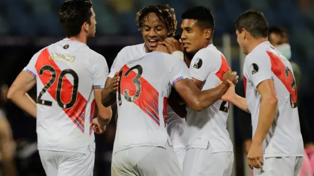 Jugadores de Perú celebran la victoria