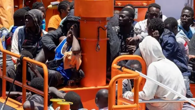 عدد من المهاجرين الذين تم إنقاذهم في وقت سابق من البحر المتوسط