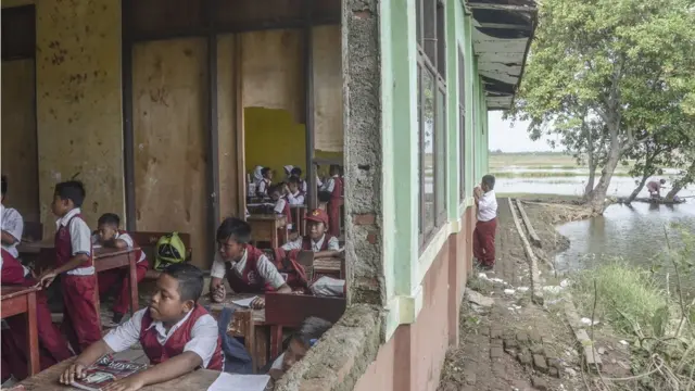 Murid SDN Samudrajaya 04 mengikuti kegiatan belajar mengajar di ruang kelas yang bagian atap rusak di daerah Tarumajaya, Kabupaten Bekasi, Senin (20/01). Menurut pihak sekolah, sudah sejak 6 tahun tiga ruang kelas sekolah rusak.