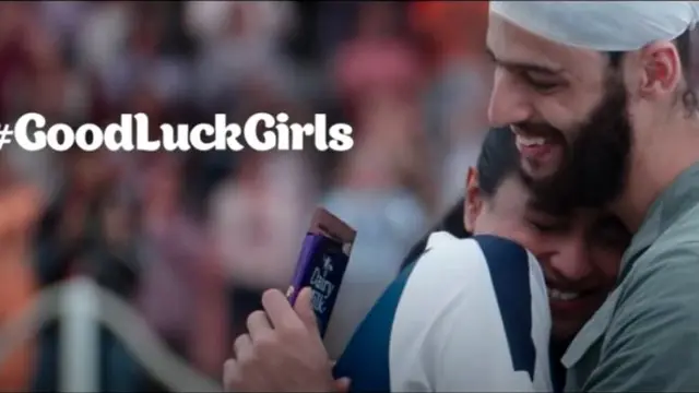 कैडबरी विज्ञापन का एक दृश्य