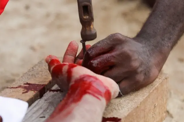 محاكاة لعملية صَلب في ساحل العاج