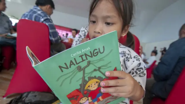 Siswa sedang membaca buku.