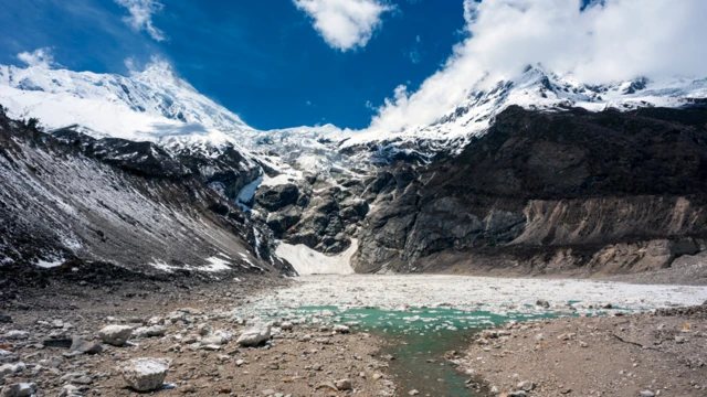 Montanhas na região Hindu Kush do Himalaia