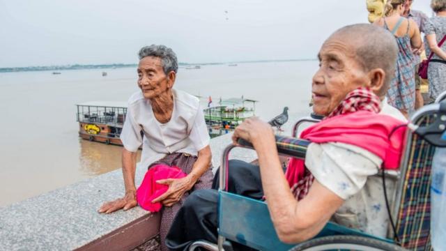 Bun Chea, left, and Bun Sen overlook the Tonle Sap river in Phnom Penh
