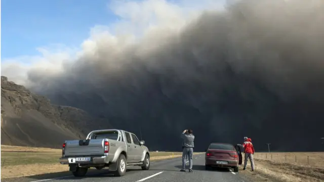 Motoristas tiram fotos do vulcão Eyjafjallajokull, na Islândia,baixar o aplicativo da betano2010