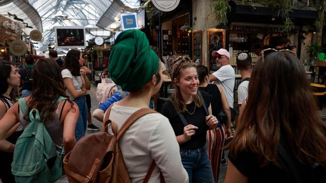 Chicas jóvenes sin mascarilla en un mercado en Jerusalén en abril