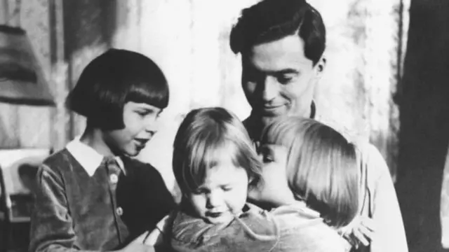 መኮንኑ ከልጆቹ ጋ