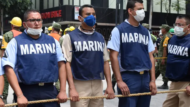 Efectivos de la Marina en una zona de derrumbe de Ciudad de México.