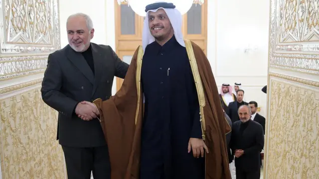 محمد بن عبدالرحمان آل ثانی، وزیر امور خارجه قطر پس از ورود به تهران با محمد جواد ظریف، وزیر خارجه ایران