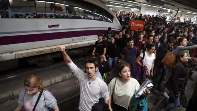 Demonstrators, most of them students, leave after five hours blocking the tracks at Sants train station during a protest against the imprisonment of pro-independence leaders and demanding their freedom, in Barcelona, northeastern Spain, 08 November 2017.