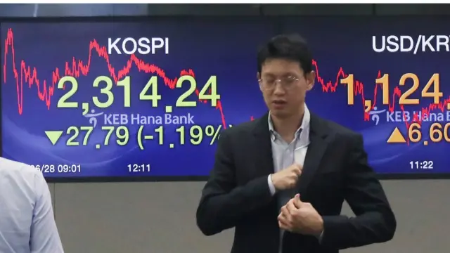 지난달 28일, 코스피는 미중 무역 전쟁에 대한 우려로 11개월만에 최저치를 기록했다