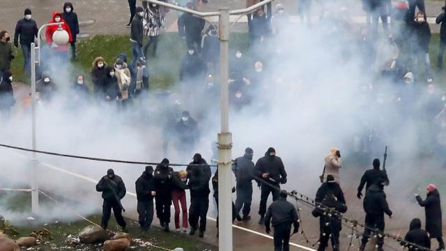 полиция задерживает демонстранта в Минске