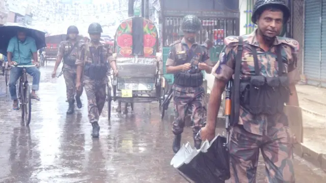 বরিশালে বৃষ্টিতে ভিজে টহল শুরু করেছে বিজিবির সদস্যরা।