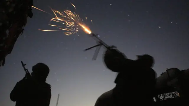 бійці ведуть вогонь