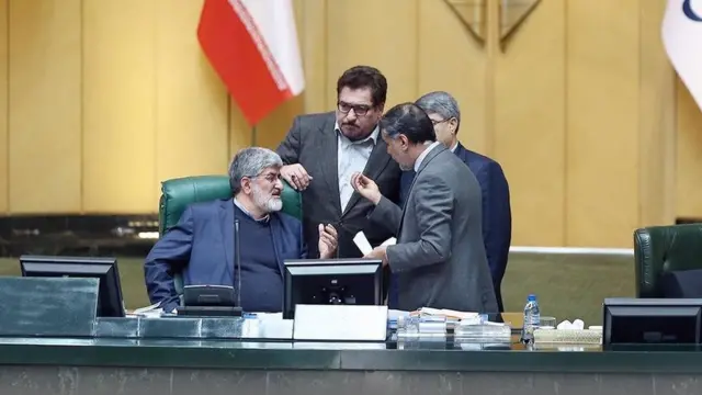 حسین نقوی حسینی در حال بحث با علی مطهری که ریاست امروز مجلس را به عهده داشت