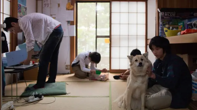 Um cão com os alunos na Escola Livre Tamagawa