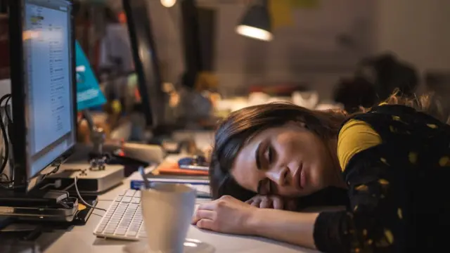 Empleada durmiendo frente a la computadora