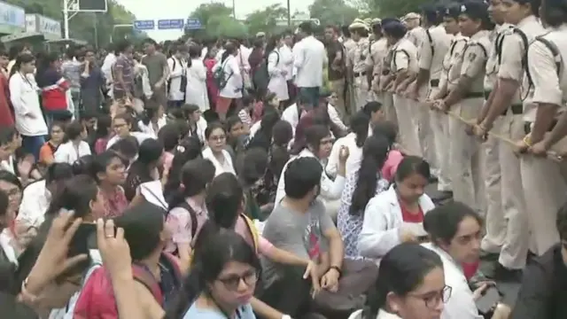 हड़ताल पर बैठे डॉक्टर