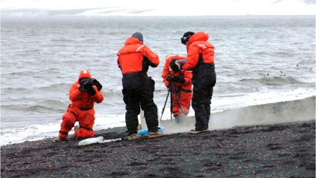 Grupo de pesquisadores na Antártida