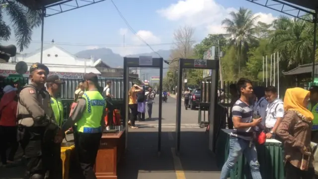 Pintu-pintu masuk ke arah candi Borobudur dipasangi alat pendeteksi logam, sementara kios-kios cendera mata sekitar candi tutup.