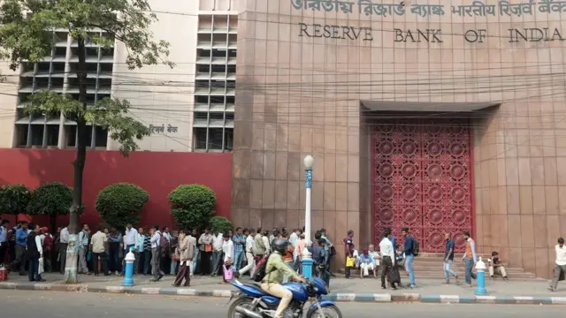 மக்கள் வீதிக்கு வராத போது எங்களை மட்டும் போராட சொல்வது என்ன நியாயம்? - வங்கி பெண் ஊழியர்