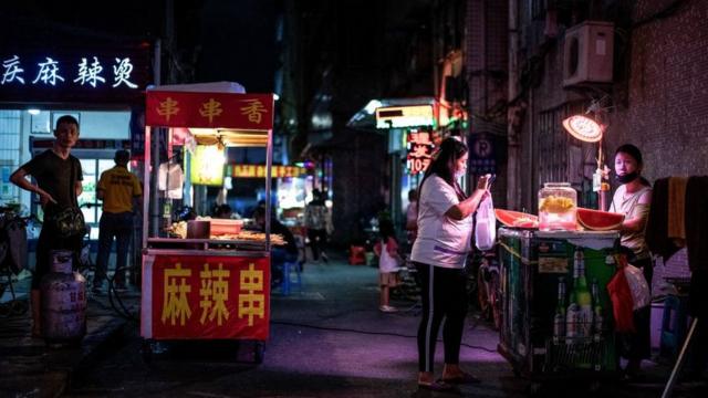 中国有城市在疫情后放宽对流动商贩摆摊设点的限制，以促进就业。