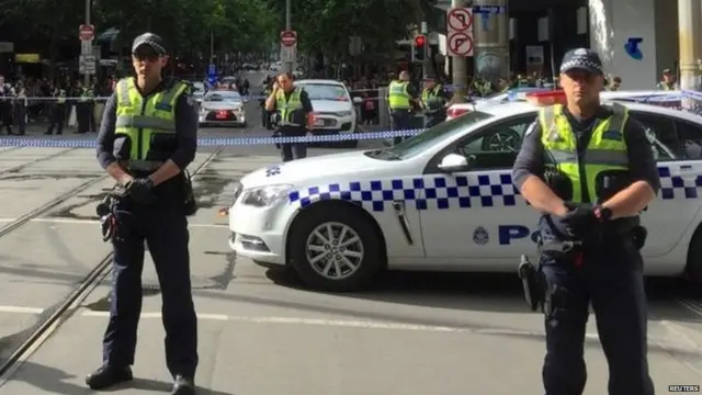 ਪੁਲਿਸਵਾਲੇ ਆਪਣੀ ਕਾਰ ਵਿੱਚੋਂ ਬਾਹਰ ਨਿਕਲੇ ਤਾਂ ਹੱਥ ਵਿੱਚ ਚਾਕੂ ਫੜ੍ਹਿਆਂ ਇੱਕ ਆਦਮੀ ਉਨ੍ਹਾਂ ਦੇ ਸਾਹਮਣੇ ਆਇਆ।