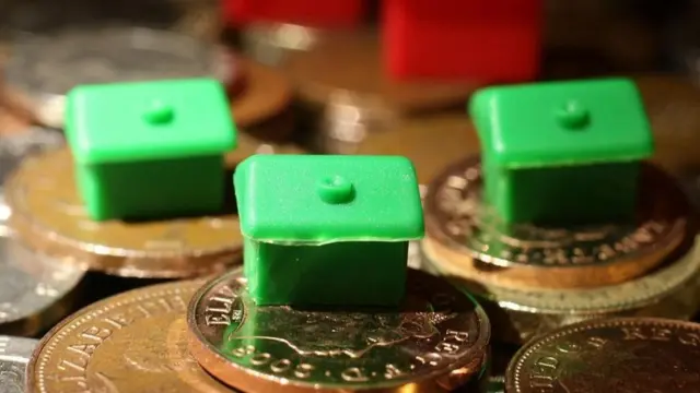 Piezas de "casas" en Monopolio sobre monedas