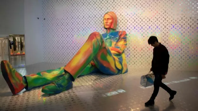 बीजिंग की एक दुकान में एक व्यक्ति