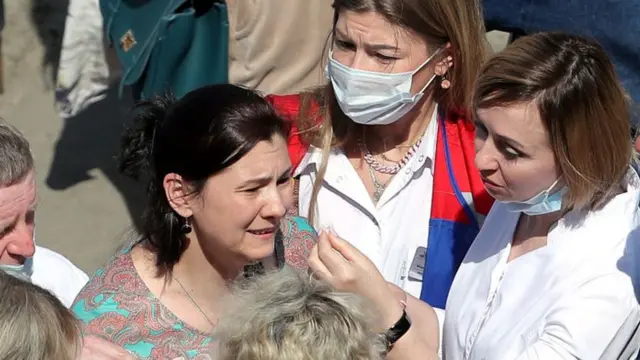 ગોળીબારથી બચવા માટે કેટલાંક બાળકોએ બારીમાંથી જમ્પ લગાવ્યો હતો. તસવીરમાં પરિવારજનોને સાંત્વન આપી રહેલાં એક નર્સ