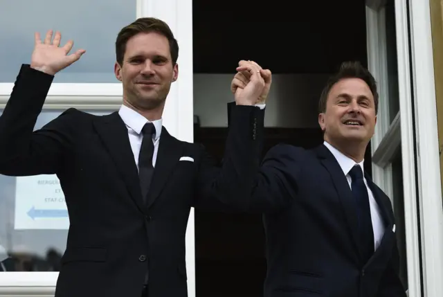 O premiê de Luxemburgo, Xavier Bettel (direita), casou-se com Gauthier Destenay em 2015