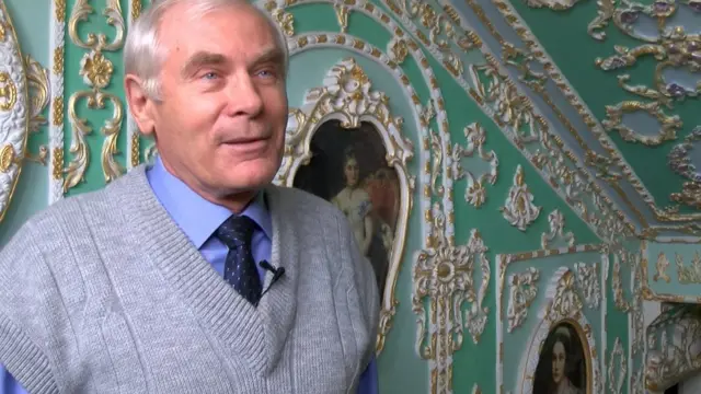 "Дім починається з вулиці!, - вважає пенсіонер Володимир Чайка, який перетворив свій під'їзд на галерею