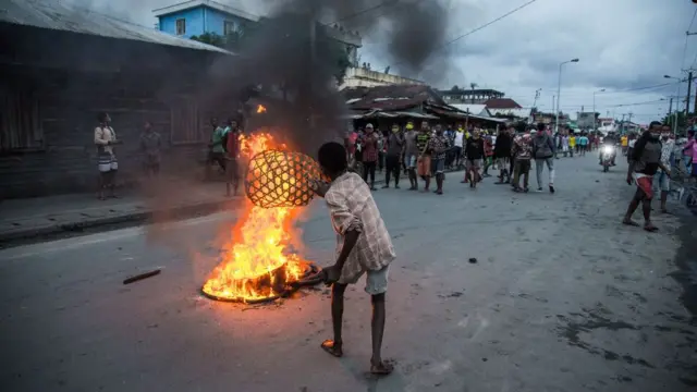 Un incendie au milieu de la rue dans le quartier Androranga de Toamasina, une grande ville portuaire de la côte est de Madagascar, le 3 juin 2020.
