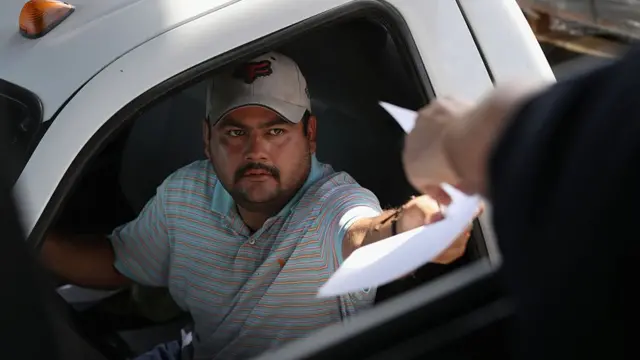 Un policía le pide la documentación a un conductor de automóvil