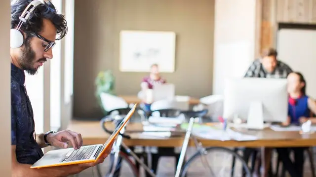 दफ्तर में काम करता इंसान