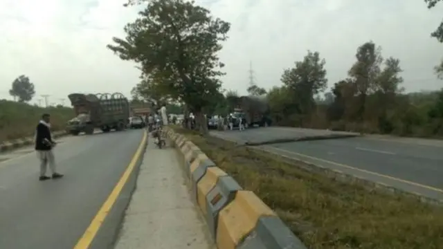 फैजाबाद इंटरचेंजजवळ निदर्शनं