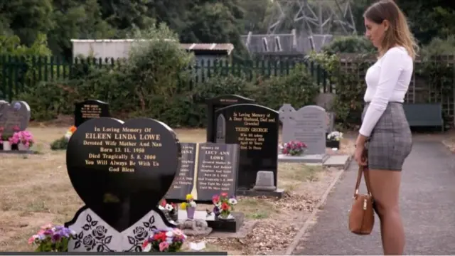 অগ্নিকাণ্ডে নিহত মা, খালা ও নানুর কবরের পাশে দাঁড়িয়ে তাসনিম।