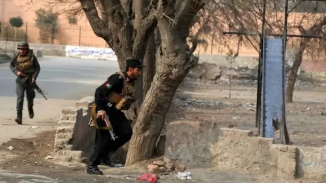 ඇෆ්ඝන් ආණ්ඩුවේ ආරක්ෂක හමුදාව සහ ප්‍රහාරකයන් අතර ගැටුම