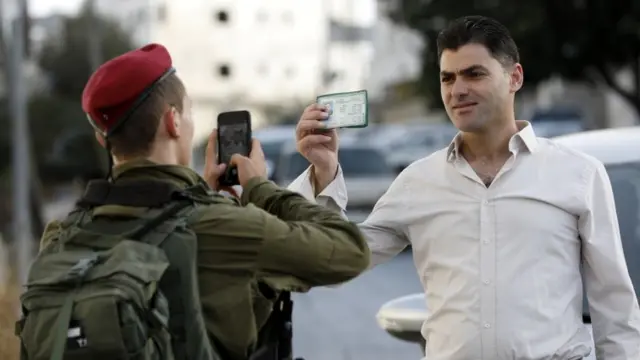 Serdadu Israel melakukan pemeriksaan identitas terhadap masyarakat Palestina di Tepi Barat.