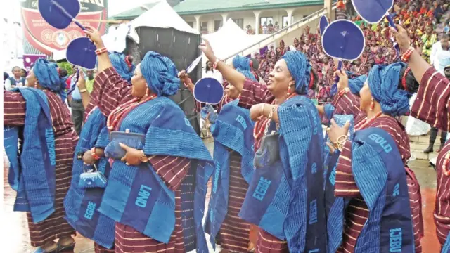 Awọn ẹlẹgbẹjẹgbẹ obinrin ninu asọ ẹgbẹ́jọda to n jo nibi ọdun Ojude Ọba