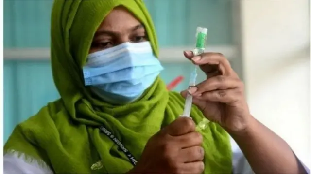 বাংলাদেশে এখন অক্সফোর্ড অ্যাস্ট্রাজেনেকার কোভিশিল্ড টিকা দেয়া হচ্ছে
